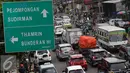 Kendaraan terjebak macet di kawasan Tanah Abang, Jakarta, Rabu (25/5). Banyaknya aktivitas di kawasan tersebut membuat arus lalu lintas selalu mengalami kemacetan, meskipun telah terbebas dari pedagang kaki lima (PKL). (Liputan6.com/Immanuel Antonius)
