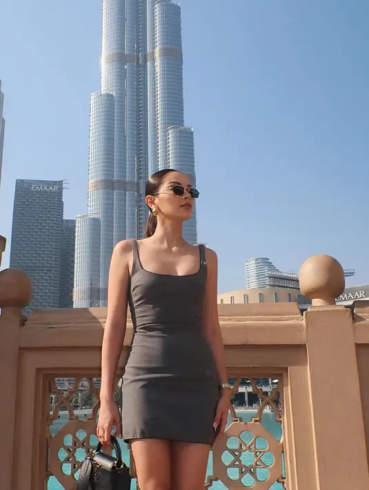 Ia pun tak menyiakan masa liburan dengan foto cantik dengan latar belakang kota Dubai yang megah. [Instagram.com/alyssadaguise]