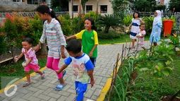 Keceriaan anak-anak saat memasuki area bermain RPTRA Kebon Pala, Jakarta Timur, Selasa (24/5/2016). Gubernur DKI Jakarta, Basuki Tjahaja Purnama targetkan bangun 200 unit RPTRA tahun depan. (Liputan6.com/Yoppy Renato)