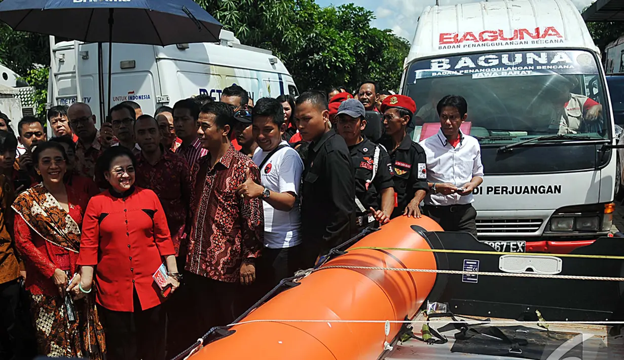 Megawati Soekarnoputri memperhatikan bantuan yang disumbangkan PDIP untuk daerah yang tertimpa bencana di acara HUT PDIP ke-42, Jakarta, Sabtu (10/1/2015). (Liputan6.com/Johan Tallo)