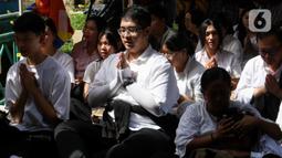 Hari ini, Senin (12/5/2025), ratusan umat Buddha memperingati Perayaan Tri Suci Waisak 2569 BE di Wihara Arya Dwipa Arama, Taman Mini Indonesia Indah (TMII), Jakarta. (Liputan6.com/Herman Zakharia)