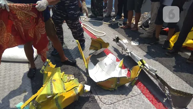 Evakuasi badan pesawat Lion Air JT 610 yang jatuh di Tanjung Karawang.