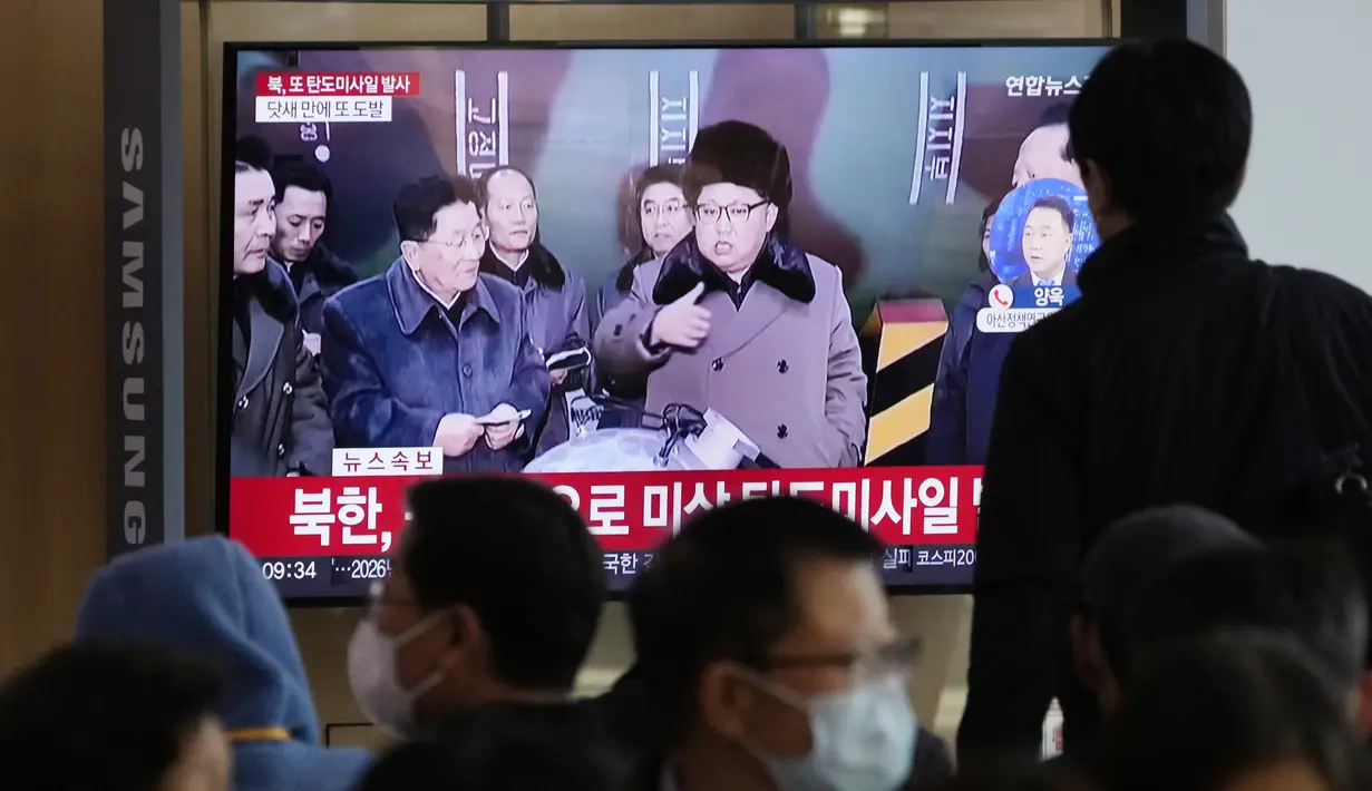 Layar TV menunjukkan file gambar pemimpin Korea Utara Kim Jong Un selama program berita di Stasiun Kereta Api Seoul di Seoul, Korea Selatan, Rabu (2/11/2022). Sepanjang tahun ini, Korut diketahui meluncurkan rentetan rudal yang jumlahnya mencetak rekor jika dibandingkan tahun-tahun sebelumnya. (AP Photo/Ahn Young-joon)