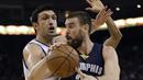 Pemain Memphis Grizzlies, Marc Gasol (kanan) berusaha melewati hadangan pemain Warriors, Zaza Pachulia pada laga NBA di Oracle Arena, Oakland, (6/1/2017). Warriors kalah 119-128.  (AP/Marcio Jose Sanchez)