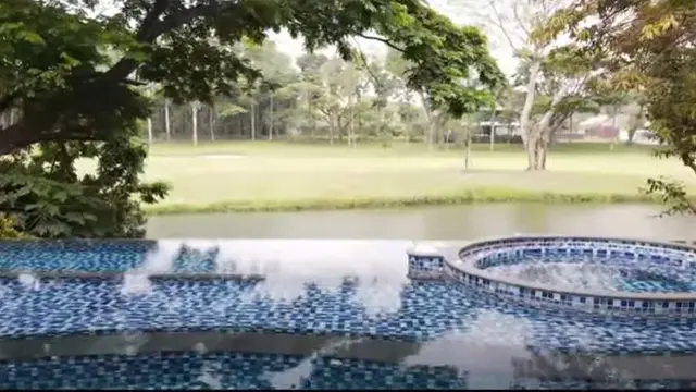 7 Potret Halaman Belakang Rumah Momo Geisha, Ada Lapangan Golf dan Danau Buatan