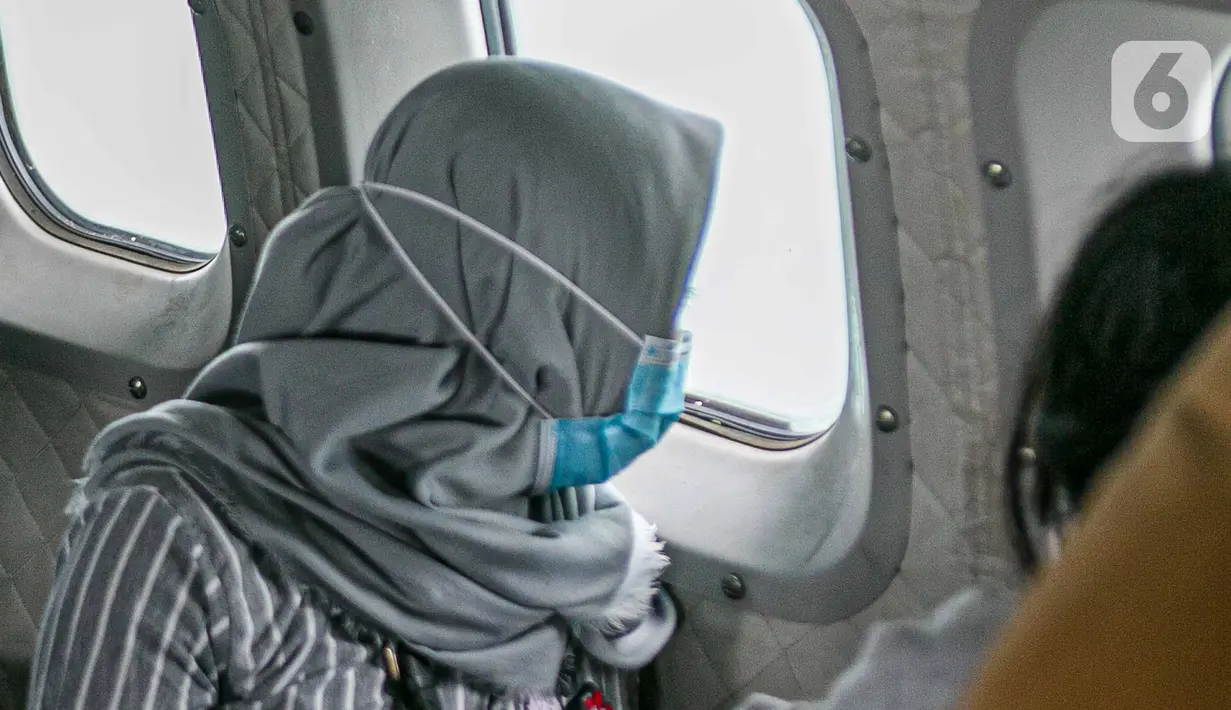 Awak media memantau proses pencarian pesawat Sriwijaya Air SJ 182 dari pesawat CN 295 milik TNI AU di perairan Kepulauan Seribu, Jakarta, Minggu (10/1/2021). Menurut TNI AU, proses pencarian Sriwijaya Air SJ 182 bisa bertambah atau berkurang tergantung kondisi. (Liputan6.com/Faizal Fanani)