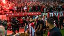 Suporter Olympiakos Piraeus menyambut gembira kedatangan Marcelo Vieira, mantan kapten Real Madrid. Tidak kurang dari 20.000 pendukung Olympiakos menyambut bintang asal Brasil saat memasuki stadion. (AFP/Angelos Tzortzinis)