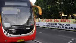 Diharapkan jalan layang ini nantinya mampu mengurangi kemacetan yang terjadi di area tersebut, Jakarta, Senin (12/1/2015). (Liputan6.com/Miftahul Hayat)