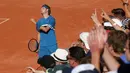 Ekspresi penonton memberikan semangat kepada petenis Amerika, Jared Donaldson saat melawan petenis Bulgaria, Grigor Dimitrov pada ajang Prancis Terbuka 2018 di Roland Garros stadium, Paris, France, (30/5/2018). (AP/Thibault Camus)