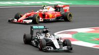 Lewis Hamilton meraih waktu tercepat pada latihan bebas pertama F1 GP Meksiko di Sirkuit Autodromo Hermanos Rodriguez, Jumat (28/10/2016). Namun, itu masih kalah cepat dari Sebatian Vettel yang menguasai latihan bebas kedua. (AFP/Alfredo Estrella)