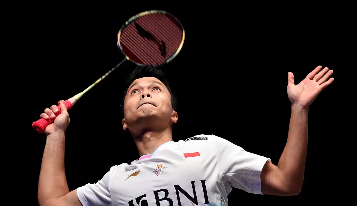 Sebelumnya, Anthony Sinisuka Ginting memastikan tiket ke final usai menumbangkan perlawanan Christo Popov dari Prancis dengan 19-21, 21-5, dan 21-11. (AP Photo/Rui Vieira)