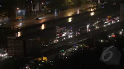 Akibat ruas jalan yang tergenang banjir banyak pengguna jalan terutama mobil untuk menggunakan jalan Tol, akibatnya terjadi kemacetan yang cukup panjang, Jakarta, Senin (9/2/2015). (Liputan6.com/Faizal Fanani)