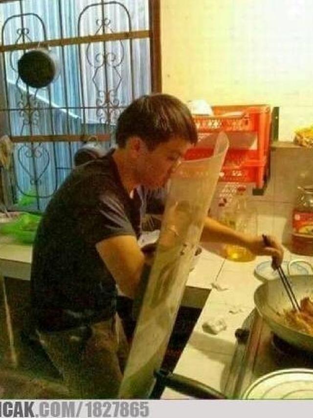 momen kocak pria memasak (foto: 1cak)