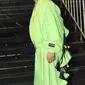 Raffi Ahmad tampil didominasi warna hijau neon. Dari atasan jaket dengan rumbai-rumbai di bagian belakang dan celana oversizenya dari desainer Harry Halim. [@raffinagita1717]