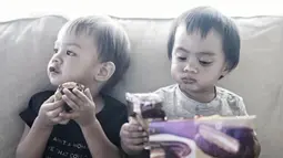 Sekala dan Bjorka kompak memakan biskuit dengan lahap. (Liputan6.com/IG/@sabaidieter)