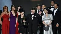 Amy Sherman-Palladino dan Daniel Palladino dan para pemain The Marvelous Mrs. Maiselmenerima piala penghargaan untuk kategori Outstanding Comedy Series di Emmy Awards 2018 [foto: AFP]