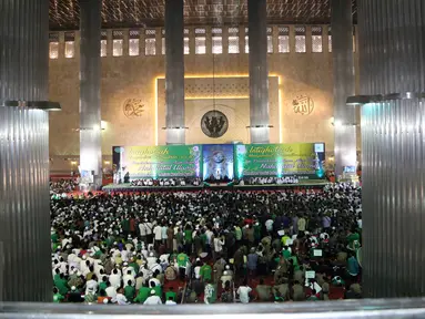 Umat Muslim mengikuti Istighosah Nahdlatul Ulama (NU) di Masjid Istiqlal, Jakarta, Minggu (14/6). Istighosah tersebut untuk menyambut bulan Ramadan 1436 H sekaligus pembukaan Munas Alim Ulama. (Liputan6.com/Helmi Afandi)