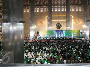 Umat Muslim mengikuti Istighosah Nahdlatul Ulama (NU) di Masjid Istiqlal, Jakarta, Minggu (14/6). Istighosah tersebut untuk menyambut bulan Ramadan 1436 H sekaligus pembukaan Munas Alim Ulama. (Liputan6.com/Helmi Afandi)