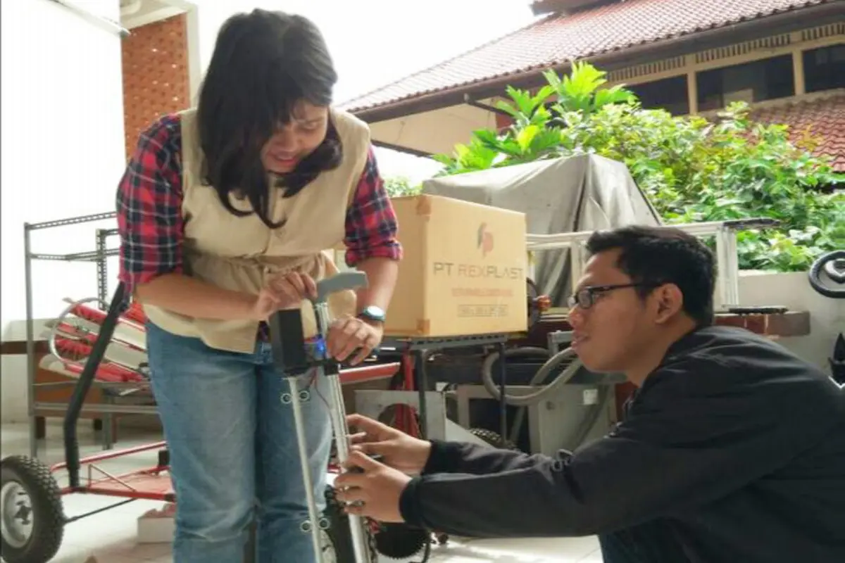 Mahasiswa UI buat tongkat elektronik untuk tunanetra.