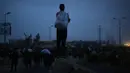 Pagi hari 9 Juni 2025, warga Gaza ramai-ramai menuju lokasi distribusi bantuan kemanusiaan di kamp Bureij, Jalur Gaza Tengah, yang berbulan-bulan diblokade Israel. (Eyad BABA/AFP)
