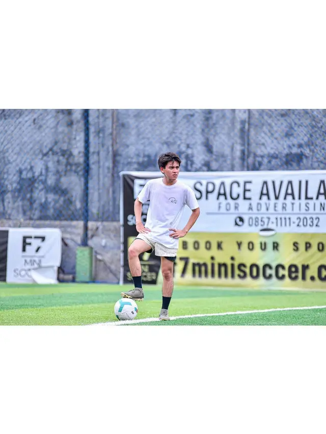 Rey Bong dan bintang Dari Jendela SMP main bola bersama (Foto: Instagram/@rey_bong26)