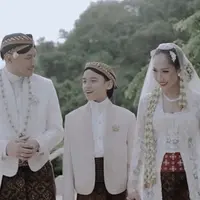Saat akad nikah BCL dan Tiko pun memilih konsep tradisional, terlihat dari busana yang dikenakan BCL, Tiko, begitupun Noah. [@itsmebcl]