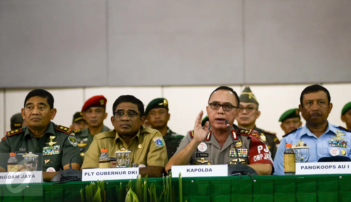 Kapolda Metro Jaya Irjen M Iriawan (kedua kanan) memberikan keterangan saat konfrensi pers pengamanan Pilgub DKI 2017 putaran kedua di Aula Sudirman, Jakarta Timur, Kamis (13/4). (Liputan6.com/Yoppy Renato)