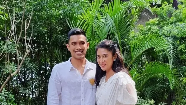 Potret Dian Sastrowardoyo dan Suami Pakai Baju Senada Ini Kompak Banget