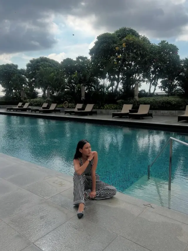 Inspirasi Outfit dan Makeup Warm Tone ala Shenina Cinnamon (Instagram/@sheninacinnamon)