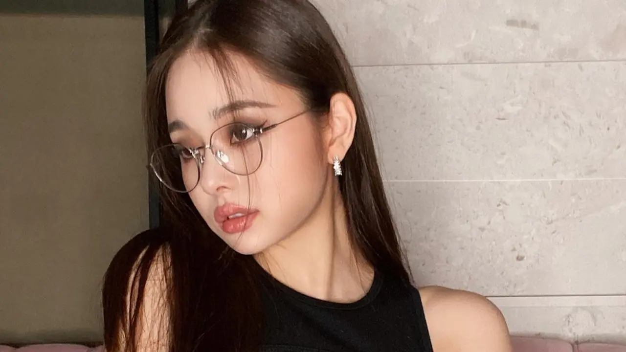 FOTO: Gaya Selebgram Song Jia Pakai Kacamata, Disebut Mirip Jennie BLACKPINK