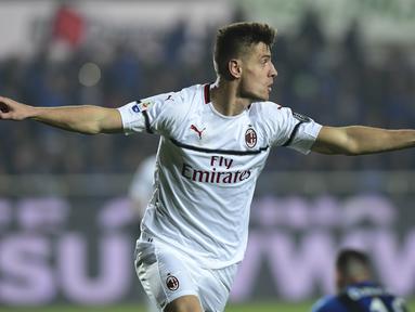 Striker AC Milan, Krzysztof Piatek, merayakan gol yang dicetaknya ke gawang Atalanta pada laga Serie A di Stadion Atleti Azzurri d'Italia di Bergamo, Sabtu (16/2). Atalanta kalah 1-3 dari Milan. (AFP/Miguel Medina)