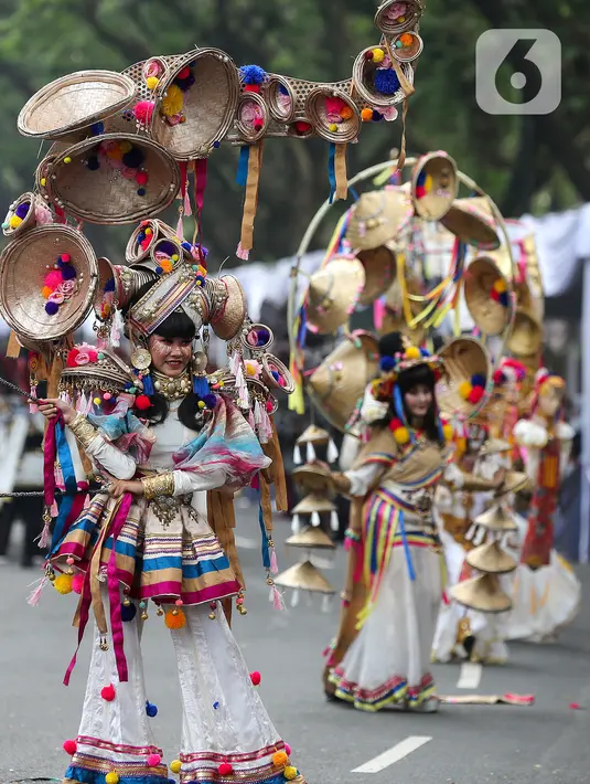 Model membawakan busana dalam Jember Fashion Carnaval (JFC) di Lippo Karawaci, Tangerang, Banten, Sabtu (23/11/2019). Sekitar 80 kostum unik dibawakan oleh sekitar model pria, wanita dan juga anak-anak dari JFC Kids dalam 6 defile mewakili budaya Indonesia dan 3 negara. (Liputan6.com/Fery Pradolo)