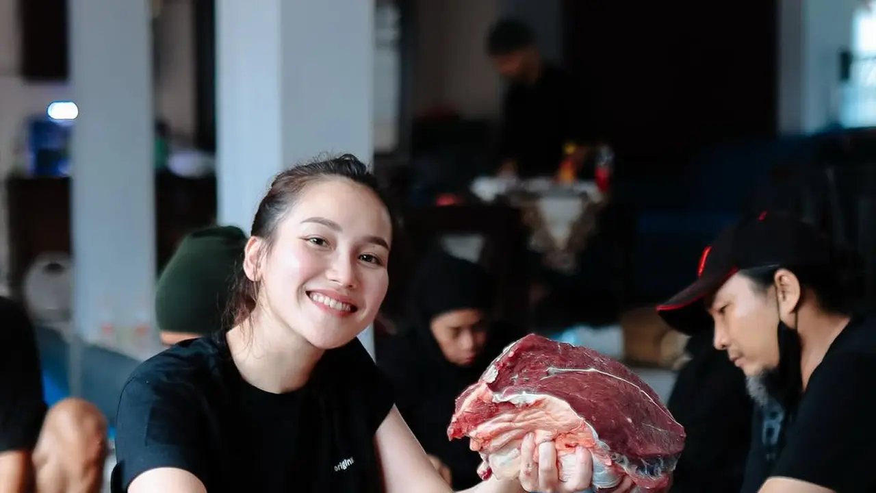 Gaya Ayu Ting Ting Makeup Natural Jadi Tukang Jagal di Idul Adha, Tetap Cantik Saat Bergulat dengan Daging Kurban