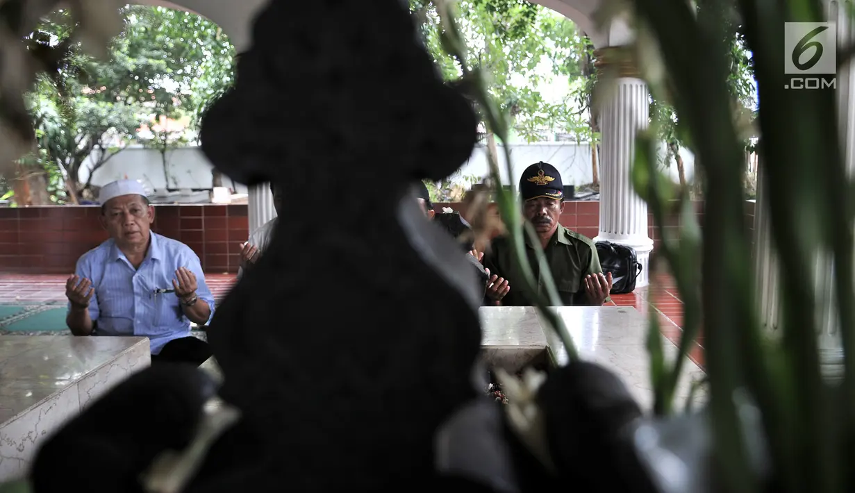 Peziarah berdoa di makam Pangeran Jayakarta, Jakarta, Senin (21/1). Anggaran perluasan kompleks makam Pangeran Jayakarta diambil dari ABPD 2019. (Merdeka.com/Iqbal Nugroho)