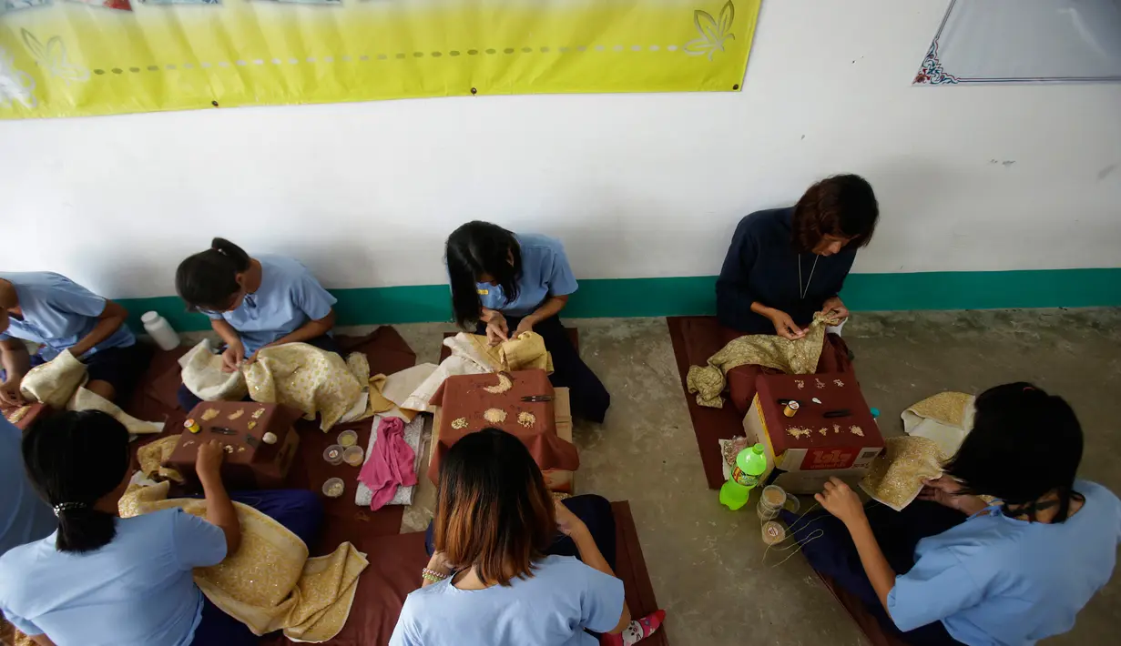 Para narapidana transgender belajar membordir kain di penjara Pattaya Prison, Provinsi Choburi, Thailand (6/1). Di penjara ini narapidana LGBT dipisahkan dari narapidana lain untuk mencegah kekerasaan yang terjadi. (AP Photo/Sakchai Lalit)