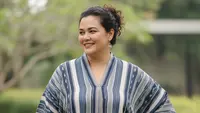 7 Model Baju Lurik Wanita Gemuk yang Modis dan Anggun
