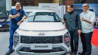 ki-ka:  Fransiscus Soerjopranoto, Chief Operating Officer Hyundai Motors Indonesia, Budi Nur Mukmin, Chief Marketing Officer Hyundai Motors Indonesia, Diky Zulkarnaen, Chief Sales Officer Hyundai Motors Indonesia saat perkenalan Hyundai STARGAZER Essential Tech di IIMS 2025. (Dok: Hyundai)