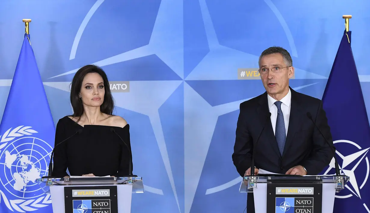 Sekretaris Jenderal NATO Jens Stoltenberg (kanan) dan aktris dan Duta UNHCR, Angelina Jolie memberi keterangan saat konferensi pers di Markas Besar NATO di Brussels, Belgia (31/1). (AFP Photo/Emmanuel Dunand)