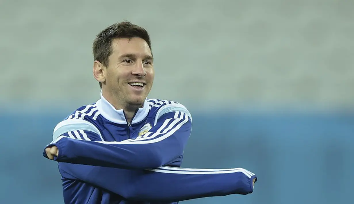 Penyerang Argentina Lionel Messi saat sesi latihan di Arena de Sao Paulo Stadium (AFP PHOTO / JUAN MABROMATA)