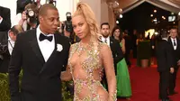 Beyonce dan Jay Z saat berpose di red carpet Met Gala 2015. (foto: popsugar)