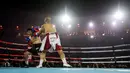 Chef Arnold (kiri) berusaha melindungi diri dari pukulan konten kreator Codeblue dalam pertarungan tinju Holywings Sports Show (HSS) seri kelima di Indonesia Arena, Kompleks Stadion Utama Gelora Bung Karno, Senayan, pada Minggu (22/04/2024). (Bola.com/Bagaskara Lazuardi)