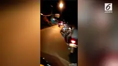 Sebuah video viral menunjukkan aksi sekelompok pemotor yang ugal-ugalan di jalan. Aksi pemotor ini membuat resah pengendara lainnya.