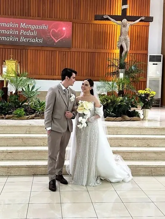 Di hari pernikahan mereka, Christ Laurent terlihat gagah, begitu pula Marcella yang anggun dengan gaun pengantinnya. Saat masih berpacaran, bintang sinetron 'Terpaksa Menikahi Tuan Muda' itu memang tak pernah memperlihatkan jalinan asmaranya dengan sang kekasih. Christ kemudian mengejutkan publik dengan potret preweddingnya. (Liputan6.com/IG/@diarychris_)