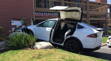 Fitur Autopilot Tesla Model X Dituding Jadi Penyebab Kecelakaan
