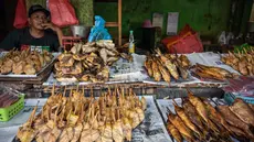 Seorang penjual ikan asap menunggu pelanggan di Surabaya, Jawa Timur, Rabu 6 Mei 2026. Menteri Usaha Mikro, Kecil, dan Menengah (UMKM) Maman Abdurrahman menyampaikan, pada Selasa (5/5/2026), hingga 3 Mei 2026, penyaluran Kredit Usaha Rakyat (KUR) kepada sektor usaha mikro mencapai sekitar Rp 70 triliun. (JUNI KRISWANTO/AFP)