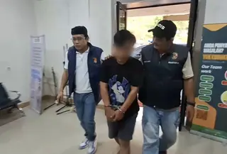 Pelaku jambret ini diketahui kerap mengincar anak-anak yang sedang bermain handphone di depan rumah. (Foto: Antara)