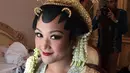 Putri Ariyanti Haryo Wibowo berdandan begitu cantik dengan adat Solo. Dengan Make up by bumiauw, Hairdo Tienuk Riefki. (Instagram/dewimeitasari)