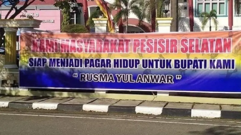 Demonstran memasang spanduk di Kejaksaan Negeri Pesisir Selatan tolak Bupati Rusma diberhentikan. (Liputan6.com/ ist)