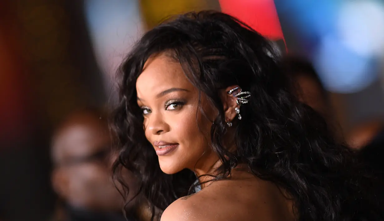 <p>Rihanna berpose saat menghadiri pemutaran perdana film "Black Panther: Wakanda Forever" Marvel Studios di Dolby Theatre di Hollywood, California, pada 26 Oktober 2022. Pemenang Grammy sembilan kali itu memancarkan kecantikan dengan rambut hitamnya yang ditata bergelombang pantai. (AFP/Valeri Macon)</p>