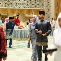 Pangeran Abdul Mateen mengunggah potret dirinya bersama sang istri Anisha Rosnah di Hari Lebaran kemarin. Anisha Rosnah tampil anggun mengenakan baju kurung lace berwarna abu-abu yang serasi dengan hijab polosnya. [Foto: Instagram/tmski]